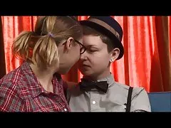 Dvi merginos ant sofos