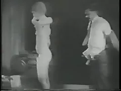 Raguotas jauniklį pirštais jos pūlingas juoda ir balta porno