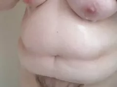 Bbw dušas prieš miegą skalbimo savo gauruotas pūlingas, papai, pilvo