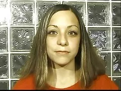 Brunetė wspina ant lovos ir pastos kojas