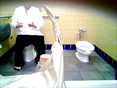 Vyresnio amžiaus moteris balta su akiniais