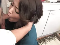 Brunetė su apykakle gauna savo clit teased su žaislais