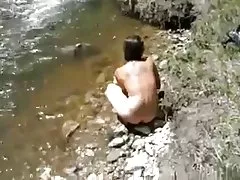 Morgan vonioje prie upės