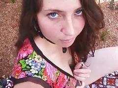 Plaukuotas brunettes evette yra būti nuogam sode