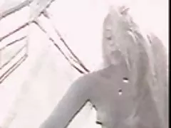 Realus voyeur - persirengimo kambaryje - gana šviesūs bando bikini