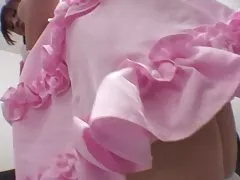 Cutie baltas meškiukas ausis gauna pūlingas glamonėjo ant sofos