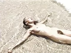 Plaukuotas pussys paplūdimyje