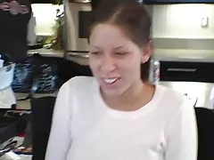 Nešvankus jauniklį gauna vienas didelis tarp jos kojų