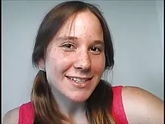 Spalvingas ruginis paauglių paimama jos kreminis pussy fucked