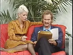 Trumpų plaukų blondinai darbo panele