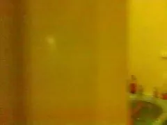 Nežino suaugusių žmona į vonią